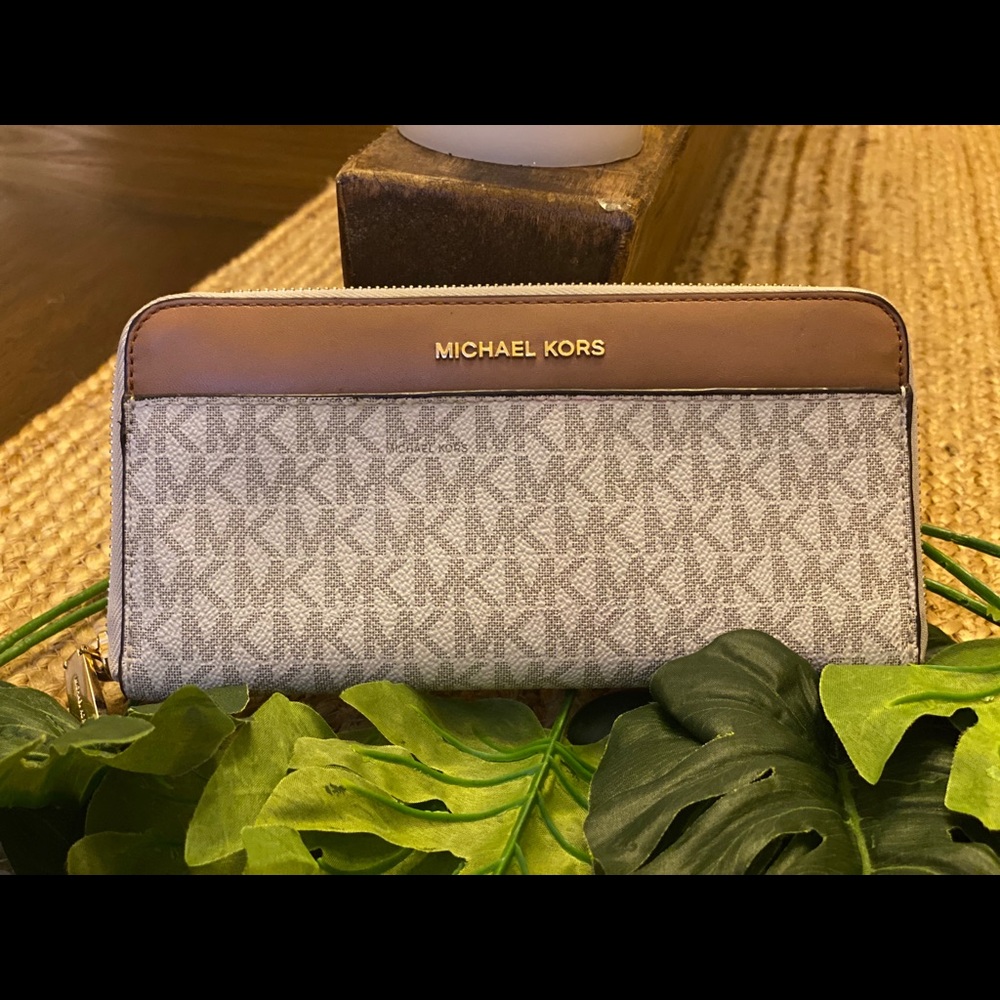 MK White Wallet